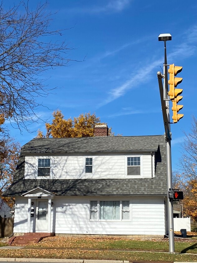 Beautiful duplex - 421 E High St