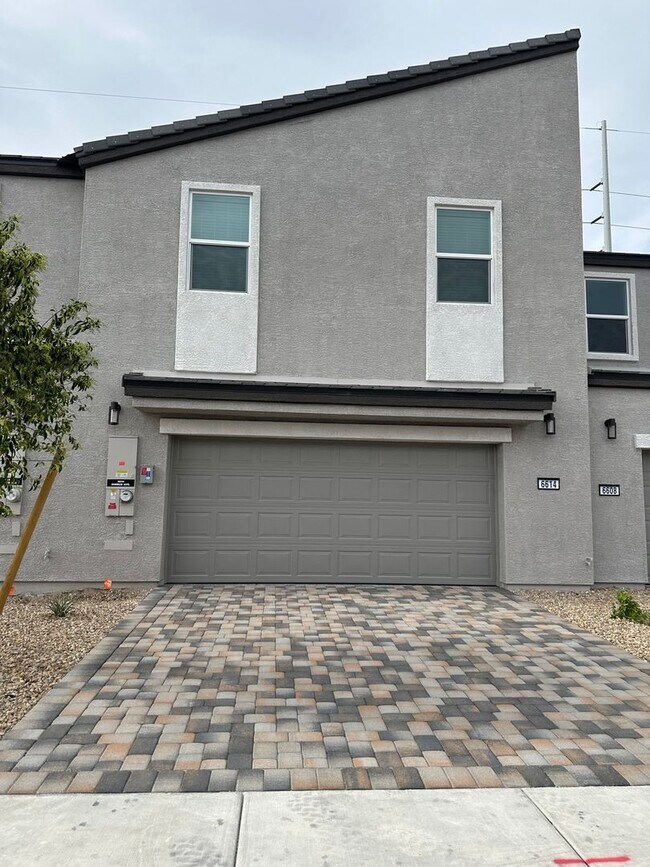 Foto del edificio - New Constructed and upgraded three bedroom...