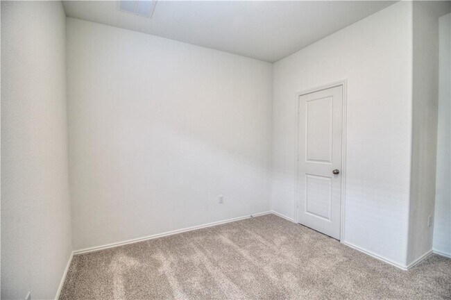 Foto del edificio - 7109 Tonka Ln