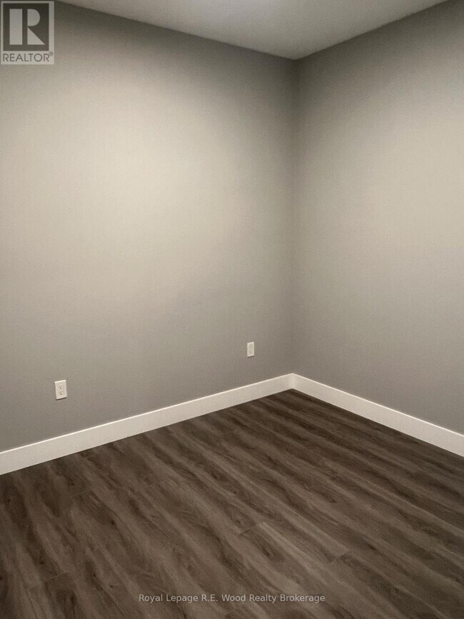 Building Photo - 335 John St S