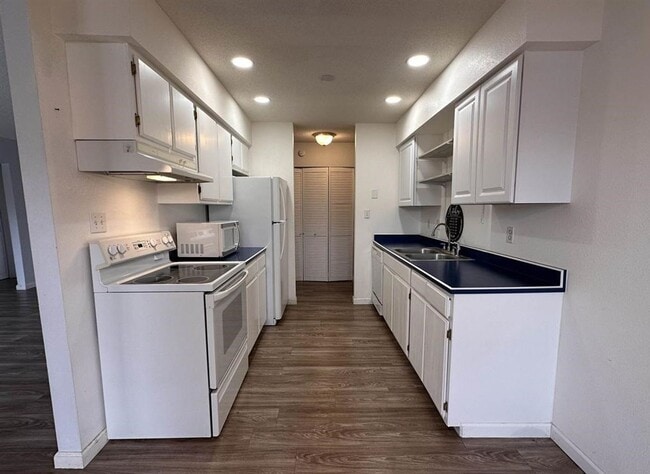 Building Photo - 2 Bedroom 1 Bathroom Condo