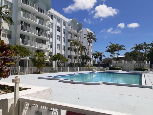 Foto del edificio - 486 NW 165th St