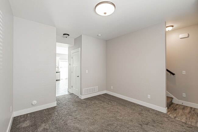 Building Photo - 654 S Saturn Ave