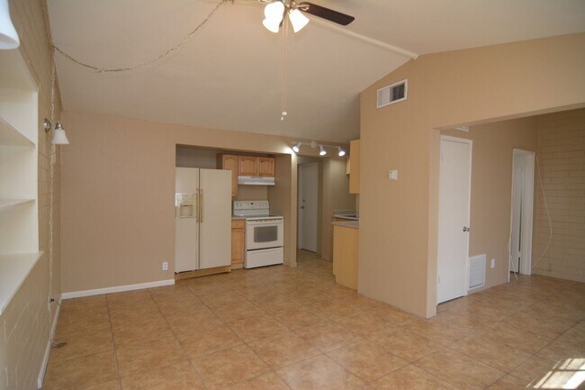 Foto del edificio - Charming 2 Bedroom 1 Bath Home! Central Tucson Location!