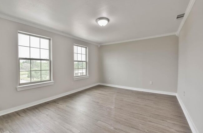 Foto del edificio - 329 E Washington Ave