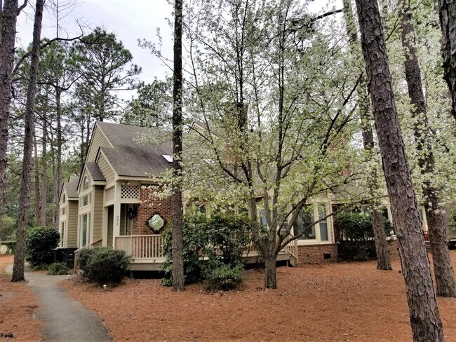 Building Photo - 303 Hampton Dr