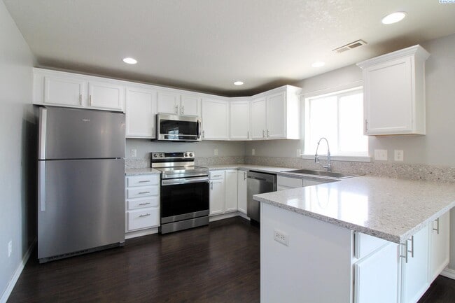 Building Photo - 4 bedroom, 2 1/2 bath home in Pasco