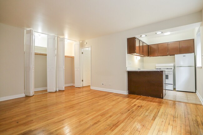 Building Photo - 5847 N Kenmore Ave
