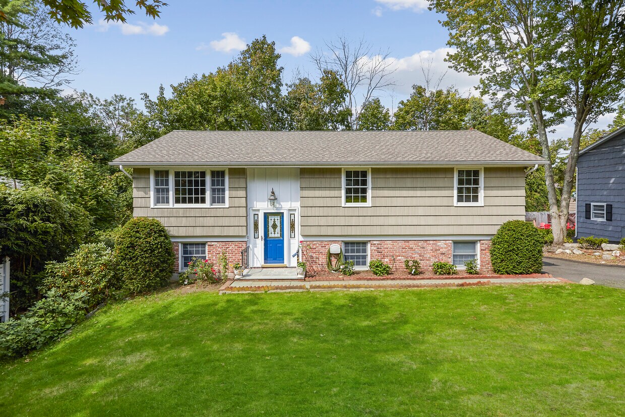 28 Three Lakes Dr, Stamford, CT 06902 House Rental in Stamford, CT