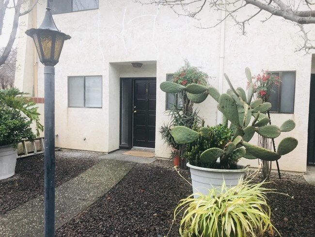 Building Photo - Spacious remodeled 2 story apartment