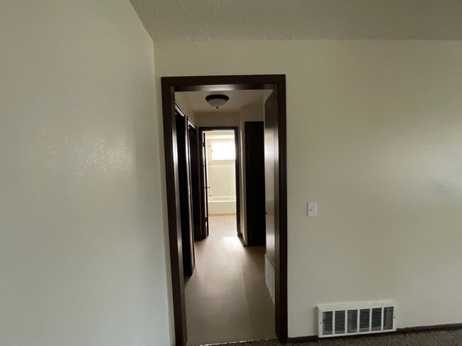 Foto del edificio - Spacious 4 bed, 1.5 bath