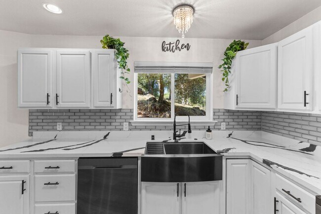 Foto del edificio - Private Gated 3BD/2BA Home on Acreage – Close to Bear River Highschool