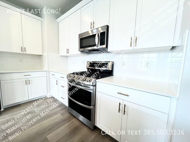 Building Photo - 3 Bedroom/2.5 Bathroom townhome in Daybreak