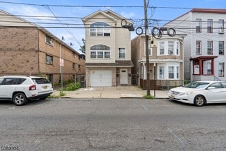 Building Photo - 110 16th Ave