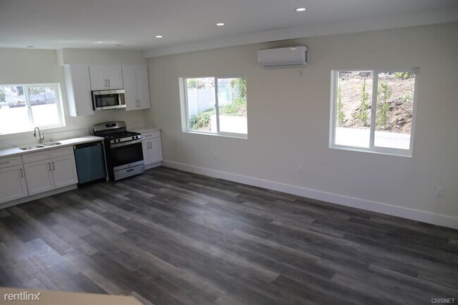 Building Photo - 2 br, 1.5 bath Townhome - 24264 Highlander...