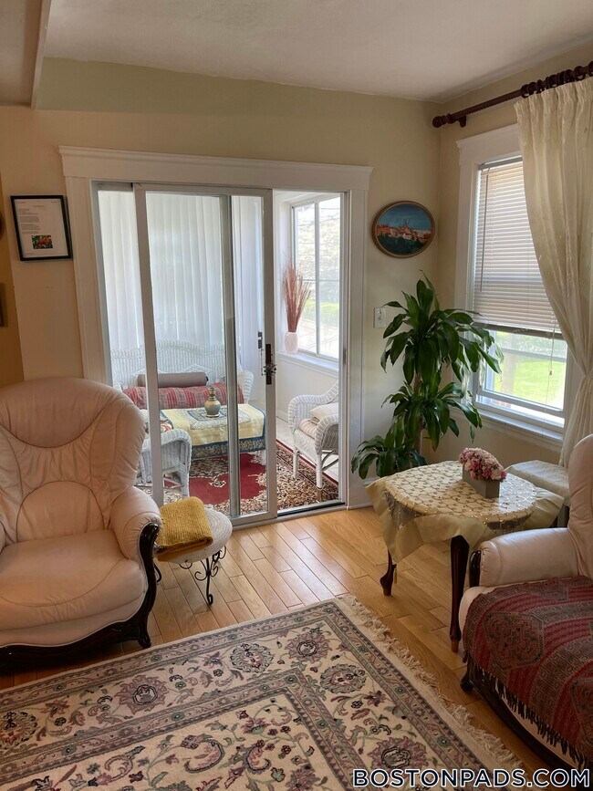 Foto del edificio - 10 Fessenden Rd