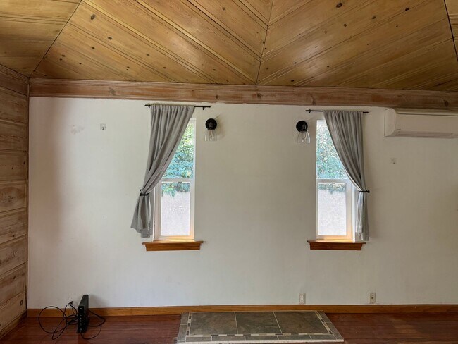 Building Photo - Charming Roomy Cottage Style - 2 bedroom 1...