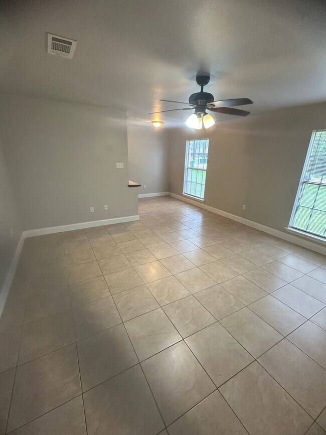 Building Photo - Available Now!  1st floor!