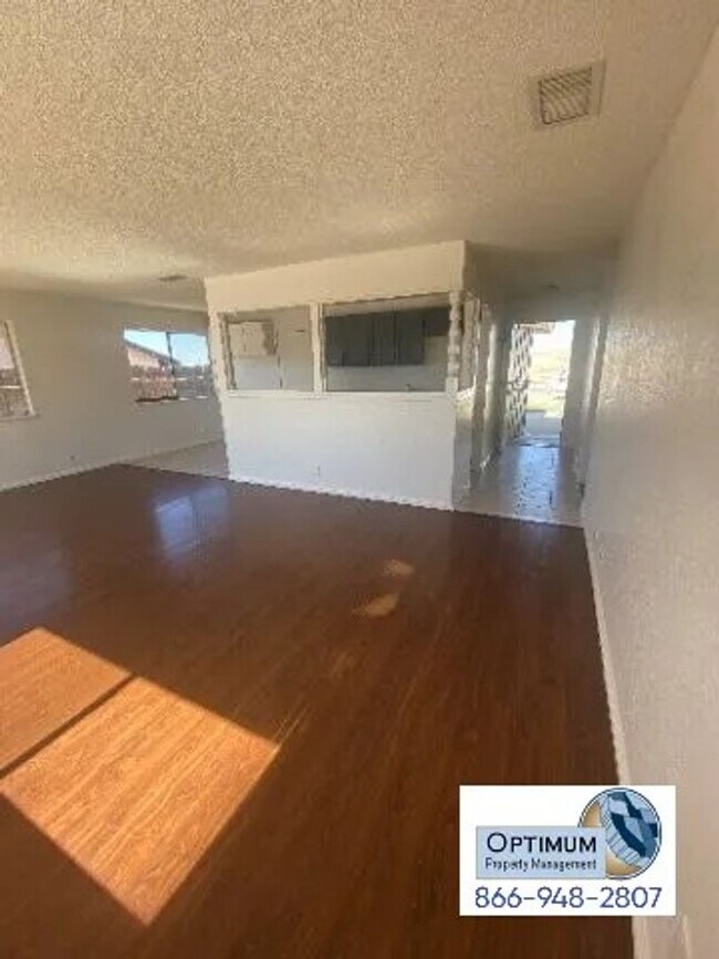 Foto del edificio - Charming 3-Bedroom Home with Large Backyar...