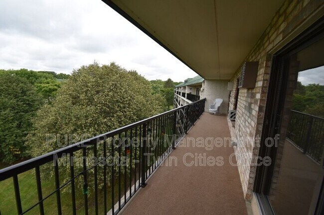 Foto del edificio - 10501 Cedar Lk Rd S