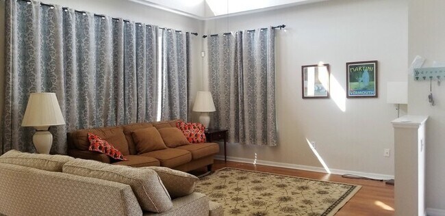 Building Photo - 4 Bedroom 3.5 Bath Townhome in The Reserve...