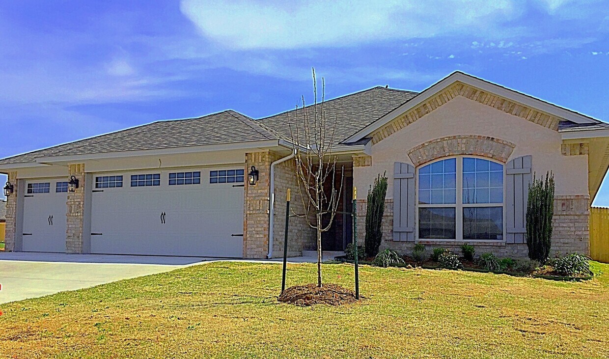 Foto principal - FREE NOVEMBER RENT + Adorable 3-Bedroom Home in The Grove + Great Location & Community Amenities!