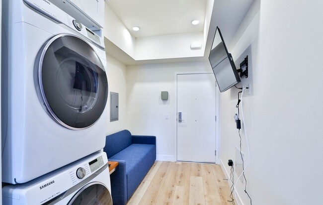 Interior Photo - 1073 W Exposition Blvd