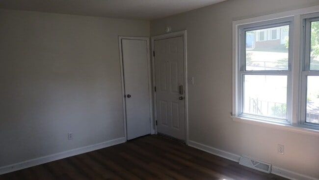 Building Photo - 305 N Franklin St