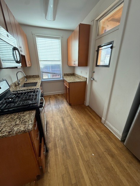 Building Photo - 2139 W Lunt Ave