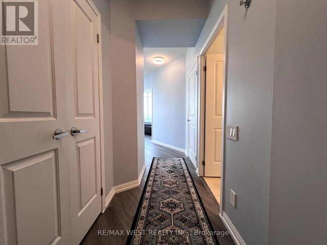 Photo du bâtiment - 15-1715 Windermere Ave