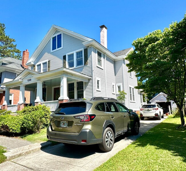 Building Photo - Charming 4-Bedroom Home in the Heart of Co...