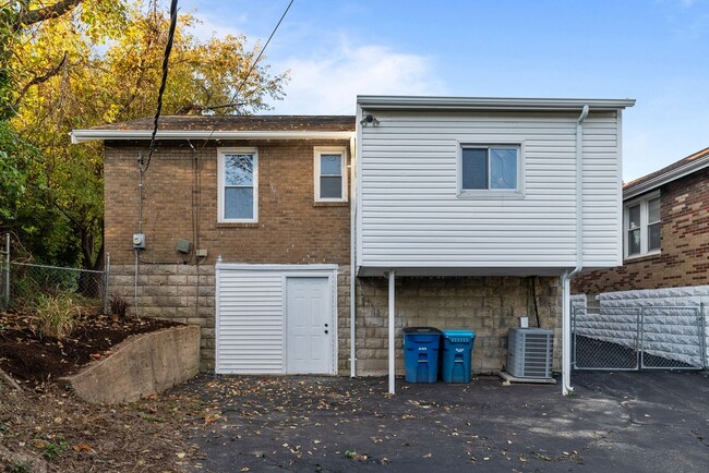 Building Photo - Freshly Renovated 2 bedroom home with a Ba...