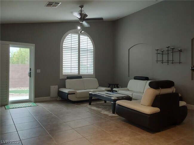 Foto del edificio - 8078 Base Camp Ave