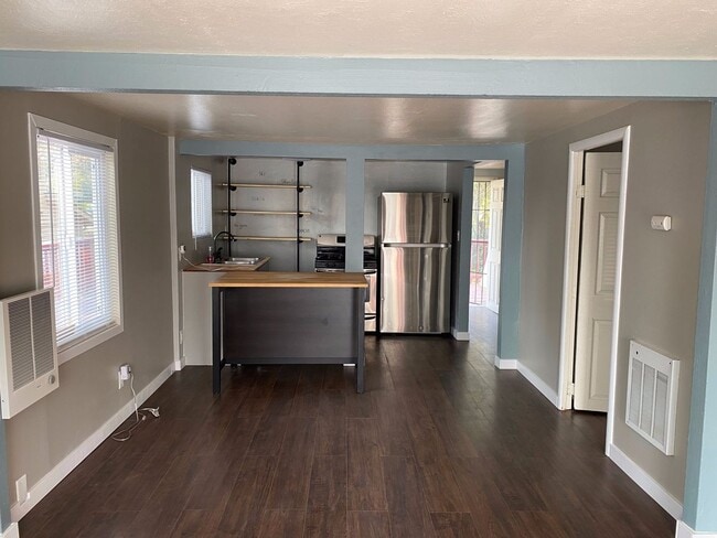 Foto del edificio - Little cottage nestled in a street surrounded with natural setting in Fremont Niles area , Availa...