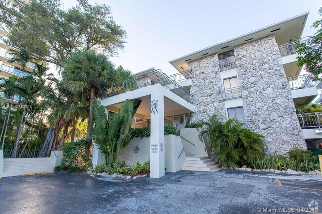 Building Photo - 2545 S Bayshore Dr