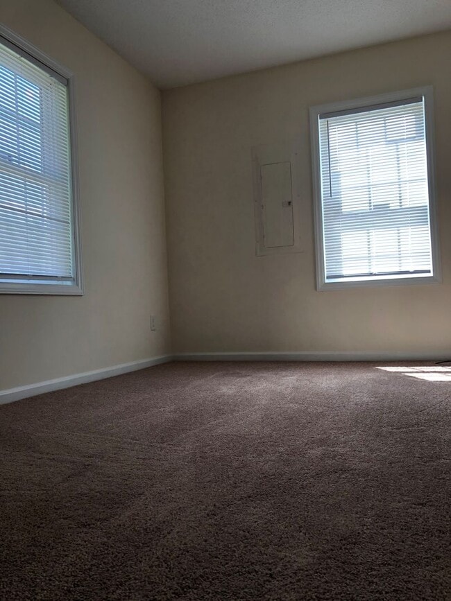 Building Photo - 2 bedroom-1 bath remodeled unit