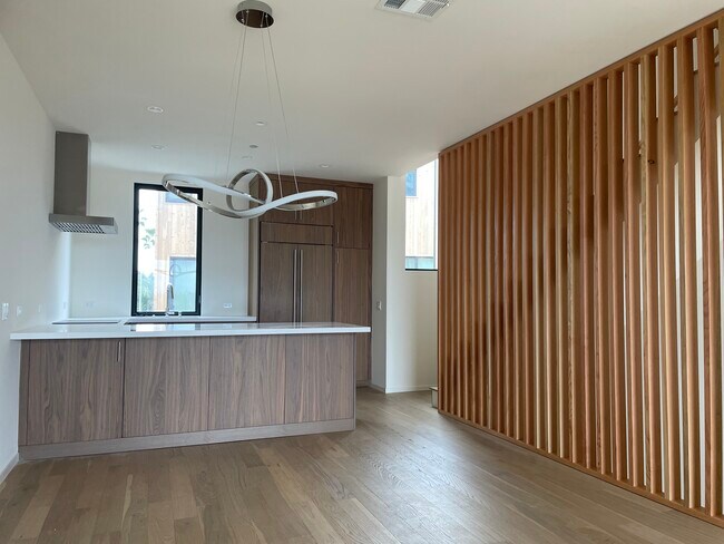 Kitchen with premium appliances - 572 Laguna Dr
