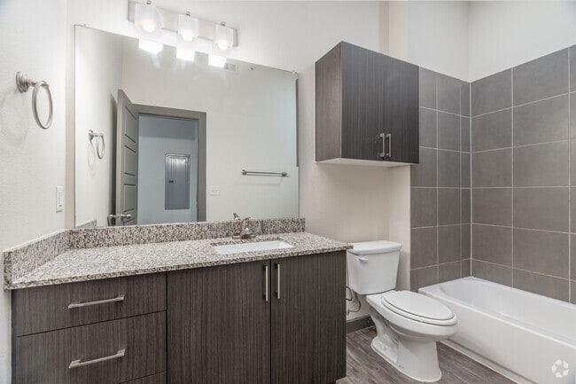 1BR, 1BA - 705SF - Bathroom - East End Lofts at the Railyard