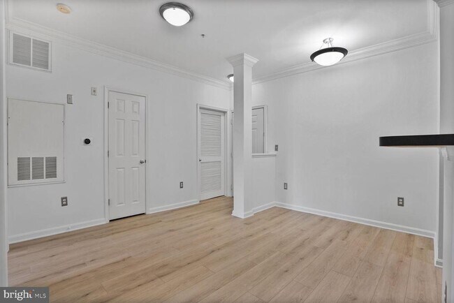 Building Photo - 4854 Eisenhower Ave
