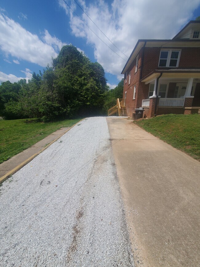 Long driveway with more than enough parking space - 2514 N Patterson Ave