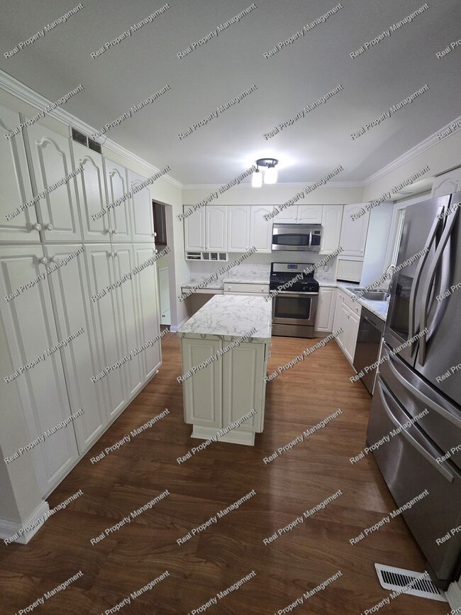 Foto del edificio - Three Bedroom Tri-Level in LOFS