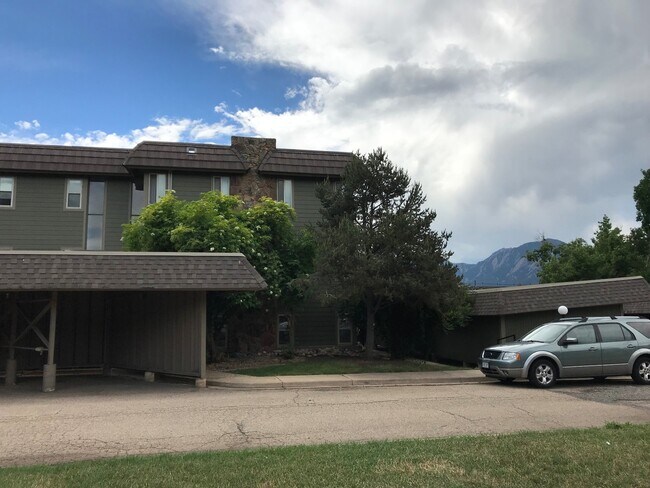 Foto del edificio - 2 Bed 1 Bath South Facing Top Floor Corner...