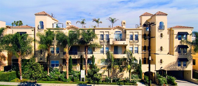 Building Photo - 1322 N Curson Ave