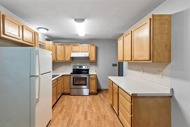 Building Photo - 3BR/2Bath Beautiful Lower Level Duplex Ava...