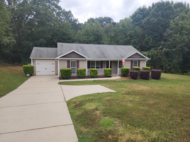 Building Photo - 215 McKenzie Dr