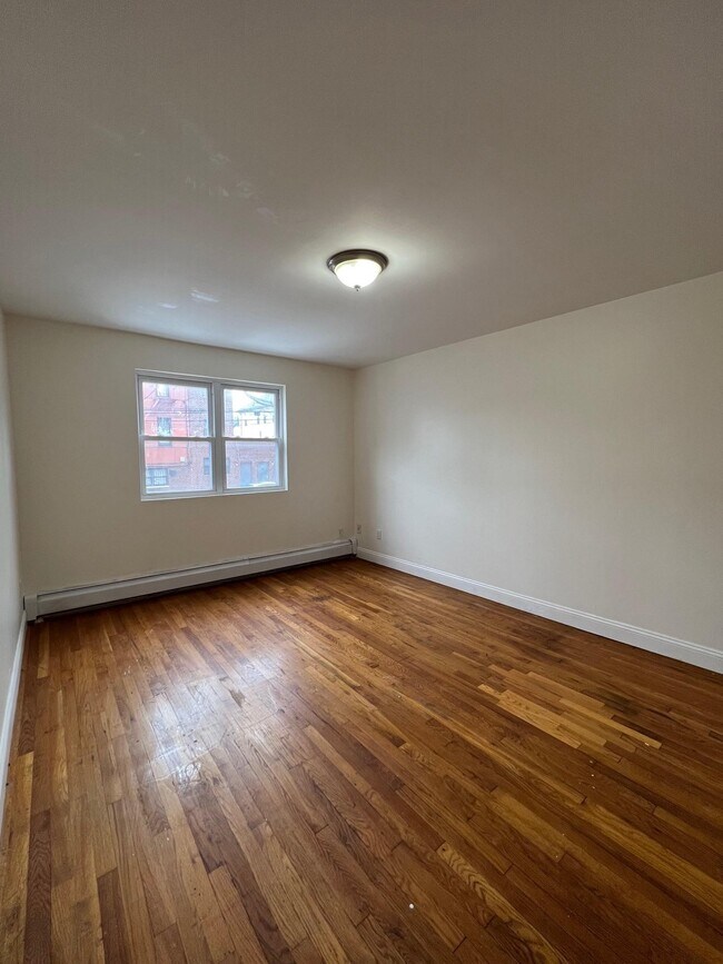 Foto del edificio - 4385 Wickham Ave