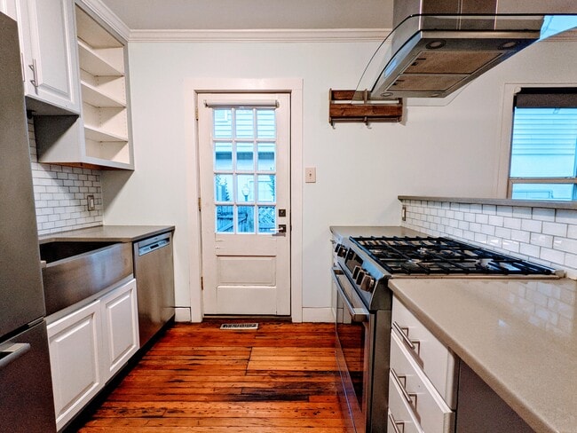 Quartz counter tops - 336 Jefferson Ave