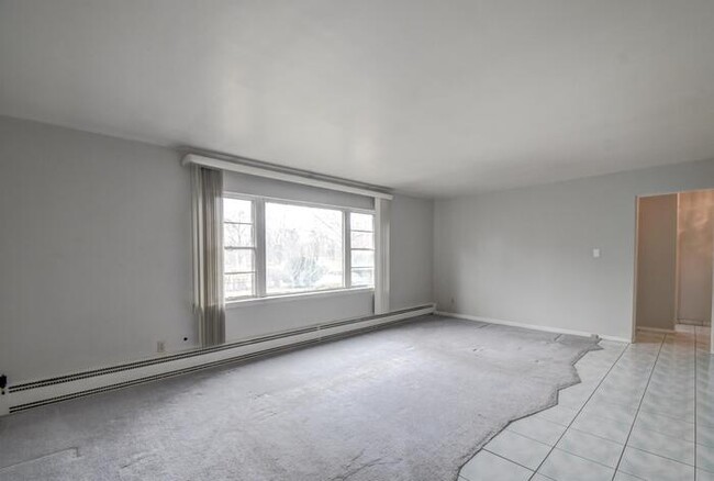 Building Photo - 925 W 35th Ave