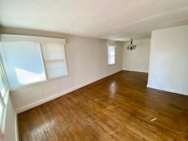 Building Photo - 14 Green Oaks Rd
