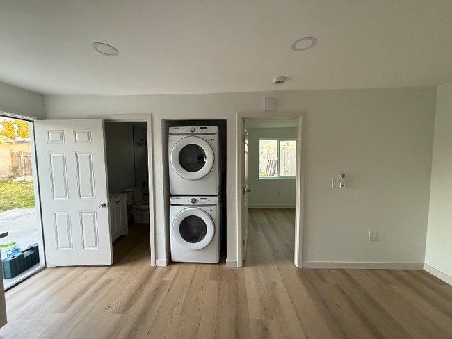 Building Photo - 220 E 21st St